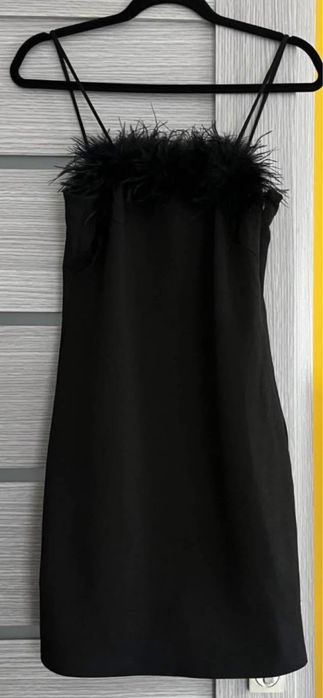 Rochie elegantă neagră cu pene, mărimea M