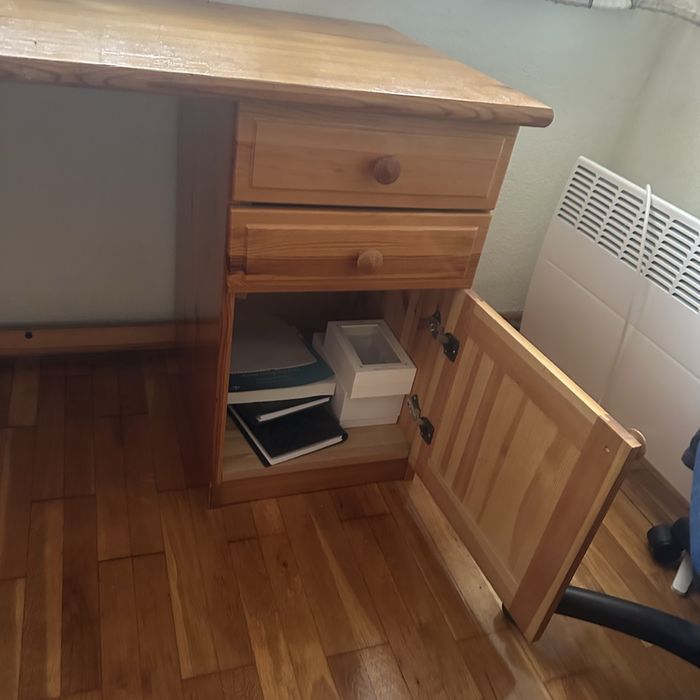 Продавам бюро естествено дърво