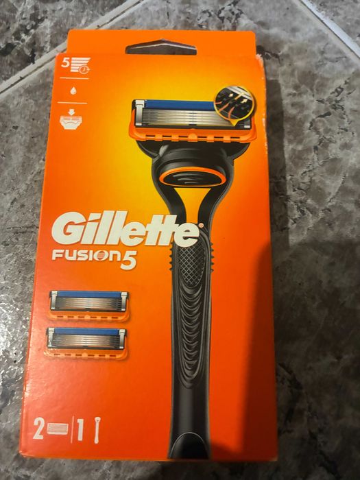 Чисто нова самобръсначка Gillette Fusion5 (дръжка + 2 ножчета)