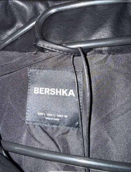 Geacă din piele ecologică neagră – Bershka