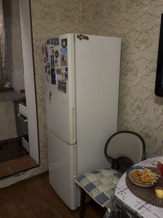 Холодильник Samsung,с LED-дисплеем.