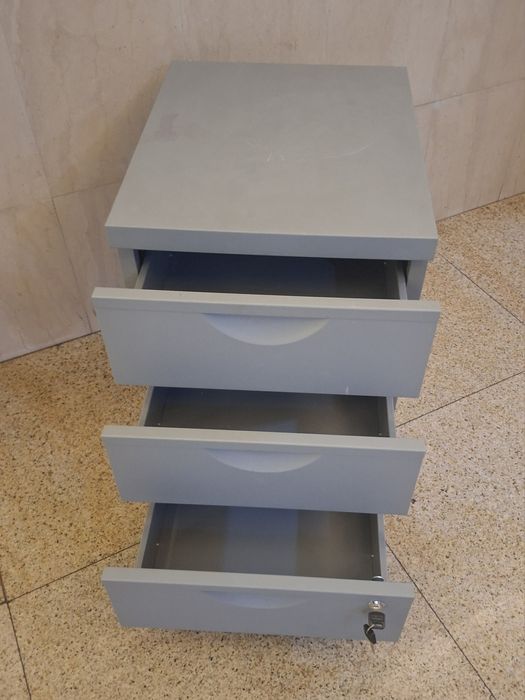 Dulap metalic cu 3 sertare si cheie 200lei