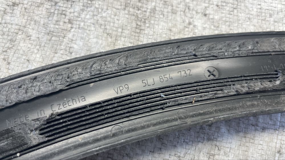 Skoda Elroq вежда предна дясна