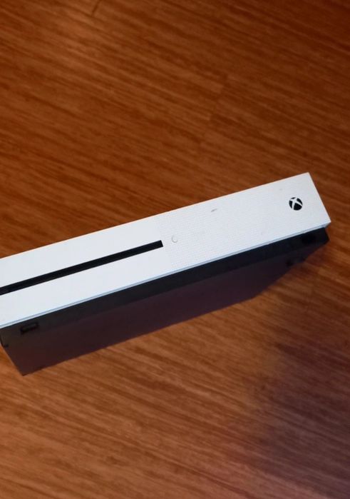 Vând Xbox One S 1TB