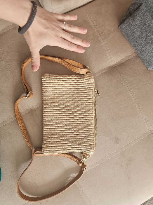 Подарява детски дрешки за момиче 9-12г и 2 нови чантички