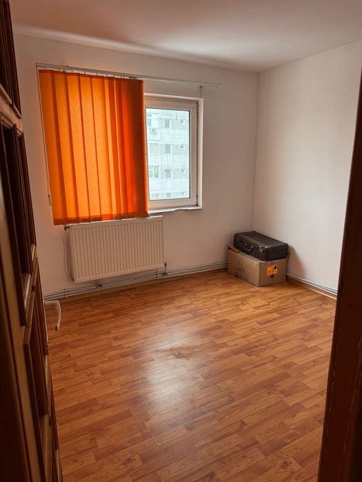 Vând apartament cu 2 camere, situat în zona Stadion Nemobilat