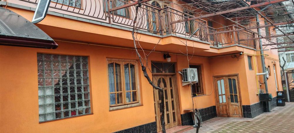 Case de vanzare pe str. Eminescu colt cu Alion