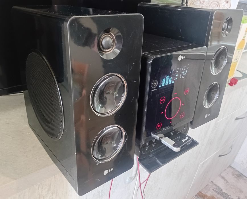 Аудио уредба LG USB CD FM Aux с тонколони диск флашка аукс радио