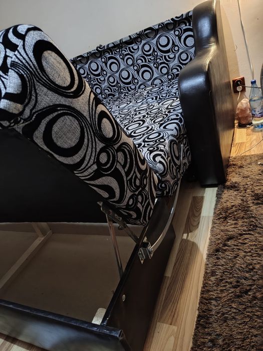 Canapea extensibilă,3 persoane,putin uzată, cu ladă depozitare!