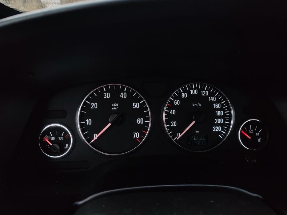 Ceas Bord. Panou Climă și Control Lumini