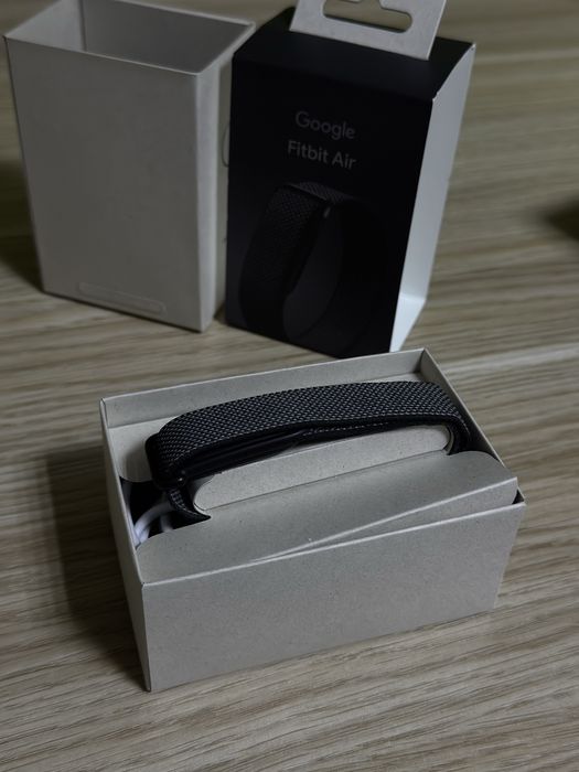 Фитнес-браслет Google Fitbit Air