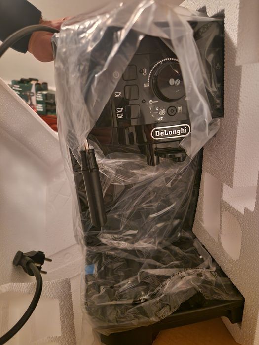 Продавам  чисто нова  кафе машина.