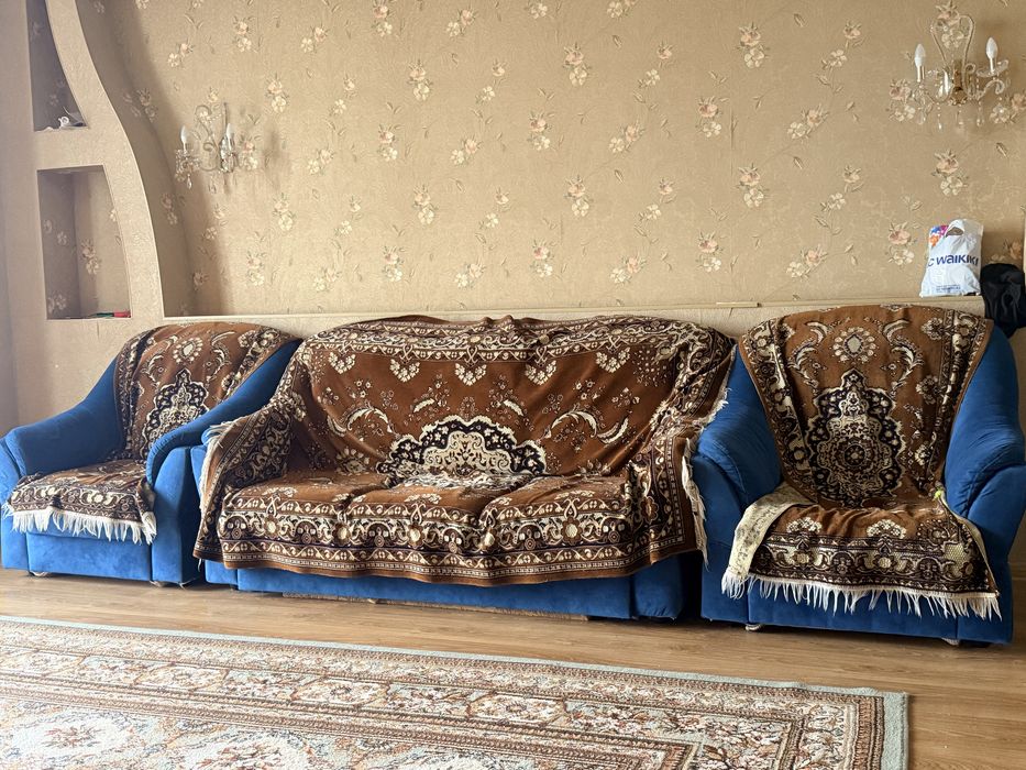 Продам диван и люстры с бра