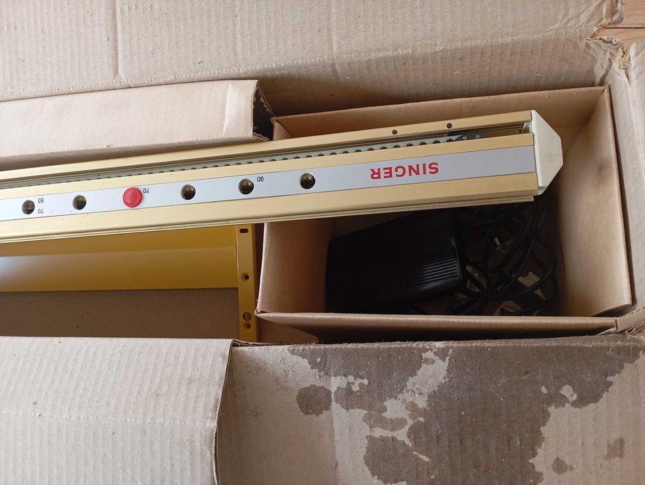 Vând mașină de tricotat Singer electrică nefolosită și o mașină de tricotat Singer manuală folosită