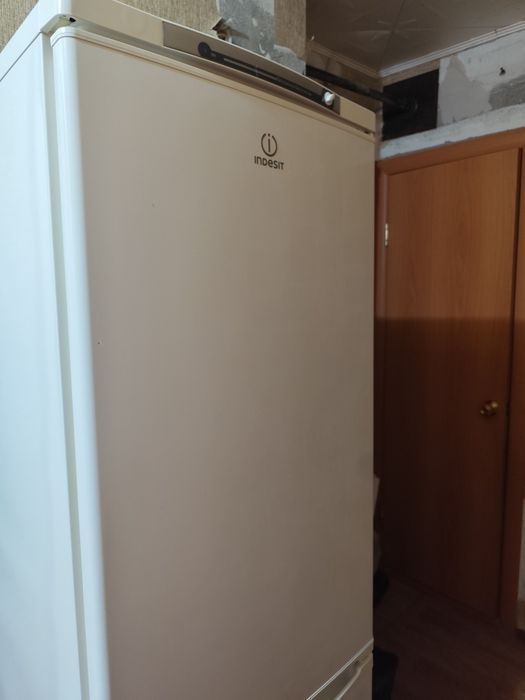 Продам холодильник indesit