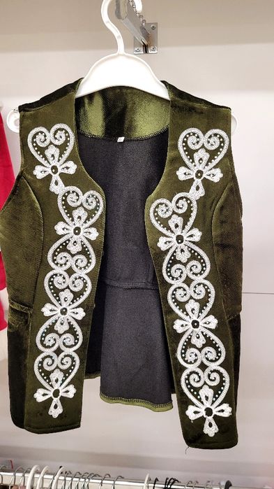 Продам жилетки на девочек