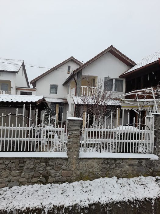 Petrece Revelionul 2026 la munte in apropiere de Ranca, Baia de Fier