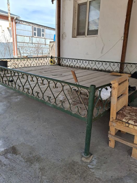 Тапчан сатылады.