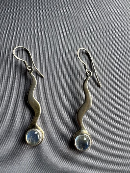Cercei din argint si piatra lunii