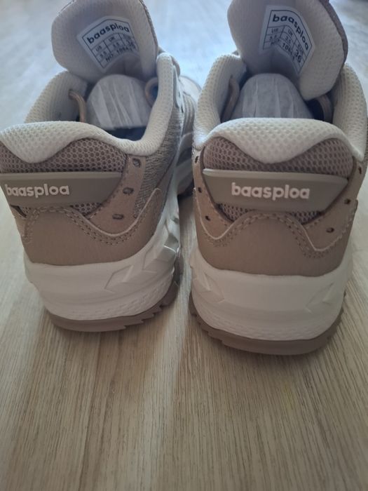 Совершенно новые кроссовки продам