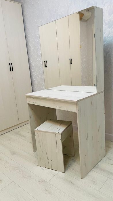 Туалетный столик с зеркалом