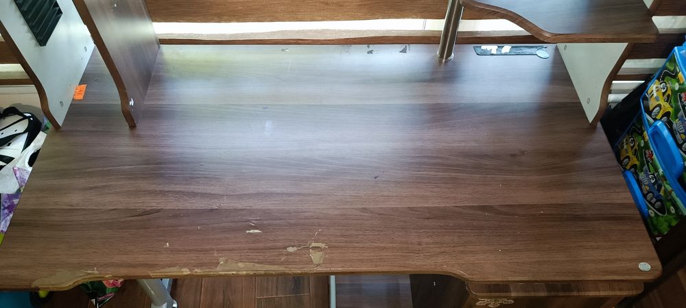 Продам компьютерный стол. Письменный стол.