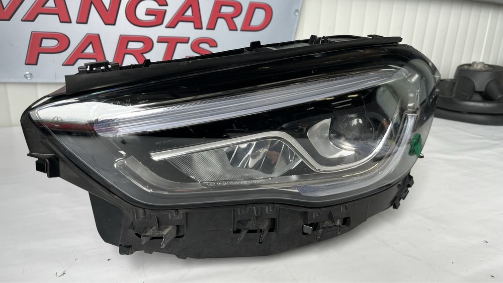 Ляв и десен фар Mercedes GLA w247 2019-