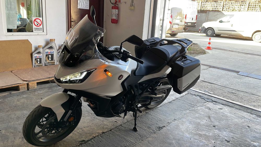Honda NT 1100 DCT, an 2022, km la bord 2233, nou nouta, in stare impecabila. Reviziile au fost facute la an, la reprezentanta. Fara incidente.