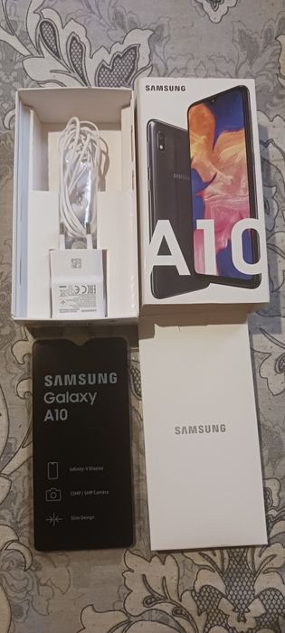 Samsung a10 пълен комплект + кутия и книжки