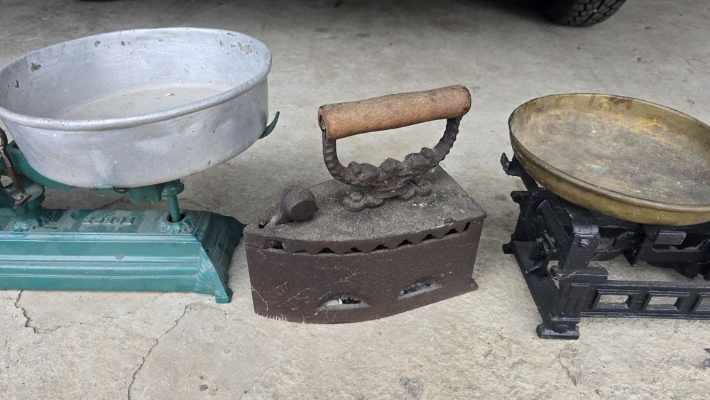 Cântar vechi și fier de călcat vechi