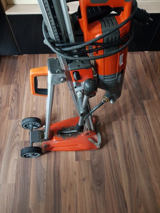 Mașină de carotat Husqvarna DM 220 și stativ DS 250