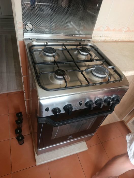 Продам газ плиту