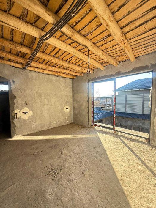 От поста Уч кахрамон  3,5 км Обод  2 сотка 5 ком коробка 2 этаж Срочно