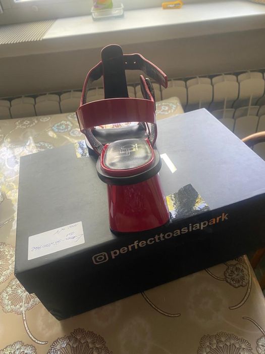 Продам босоножки