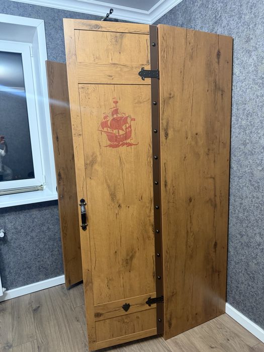 Продам спочно  детский кровать и шкаф