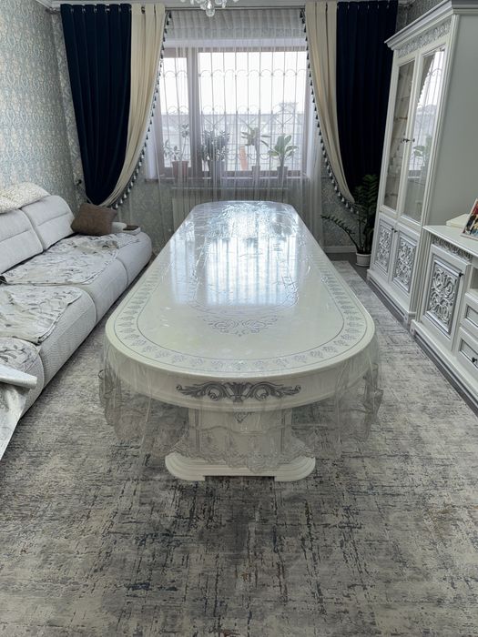 Продам стол для гостиной , не складной