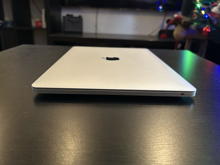 Vând Macbook Pro 13" model A1989 16 GB RAM SSD 500 GB baterie 367
