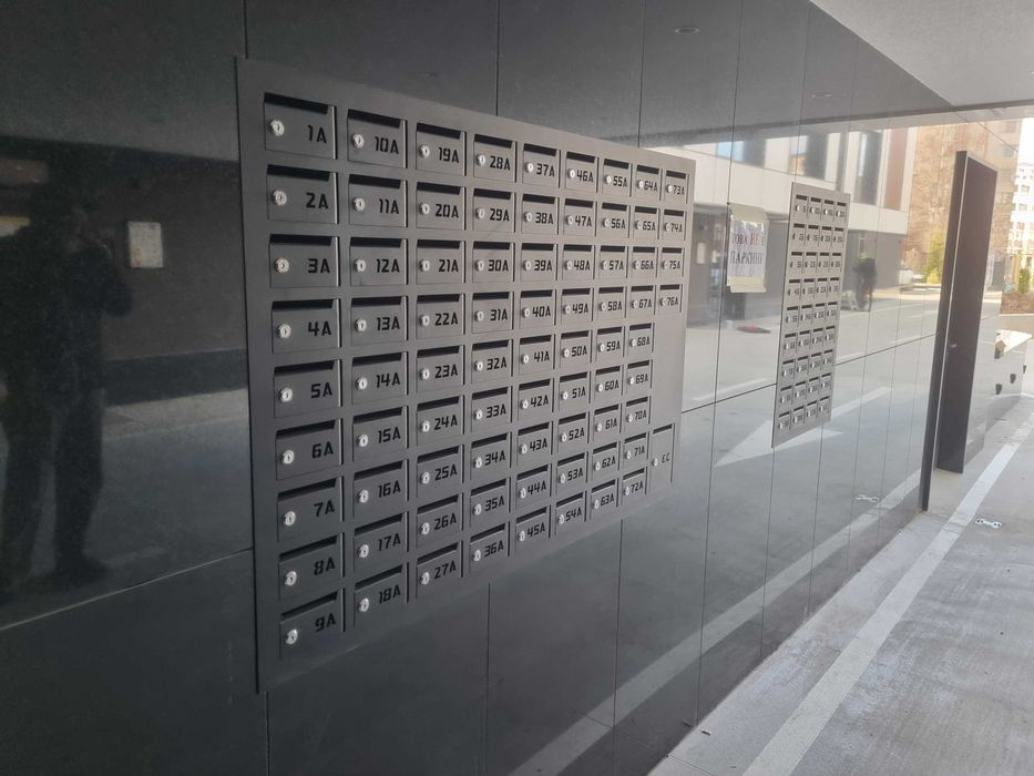 Метални пощенски кутии.