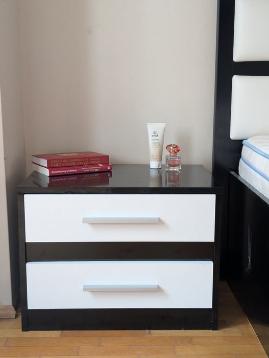 Спалня с две нощни шкафчета, скрин, огледало и гардероб