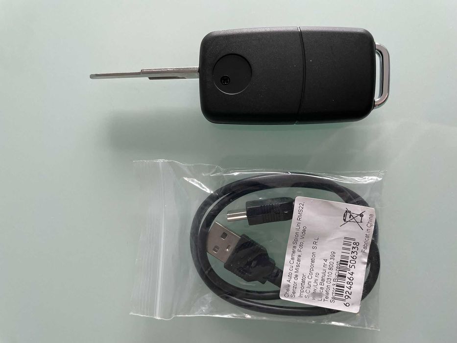 Vand cheie auto cu camera spion iUni RMS22, cu senzor de miscare, plus card de memorie 64GB, noua, nefolosita