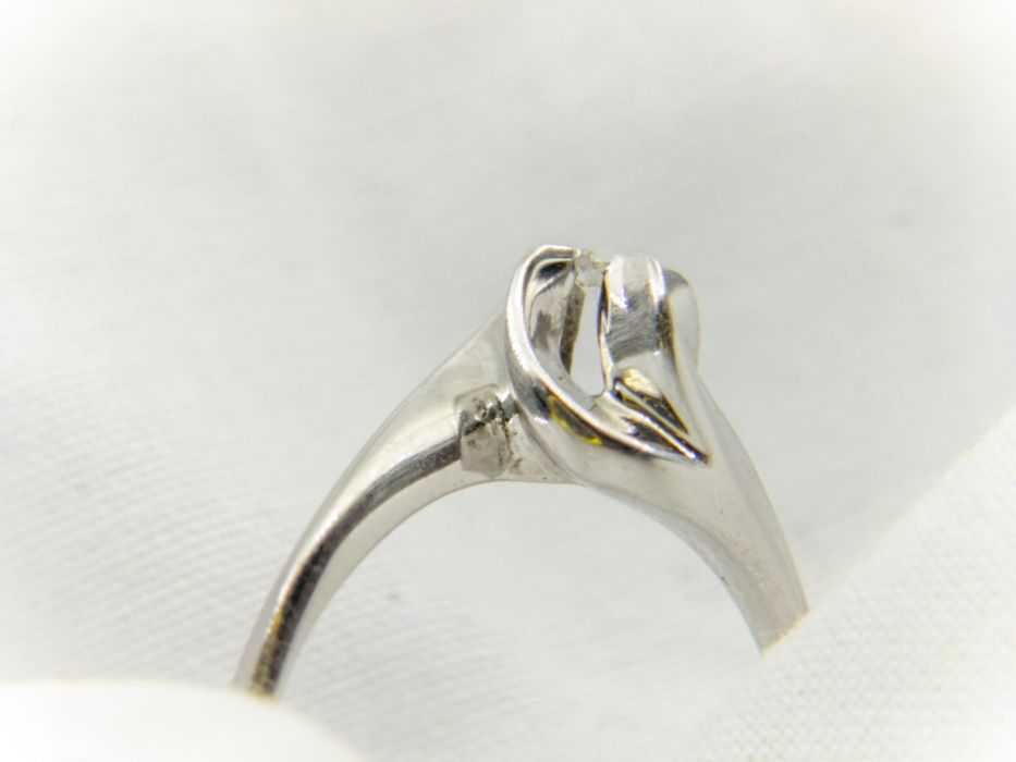 Елегантен пръстен от бяло злато с диамант