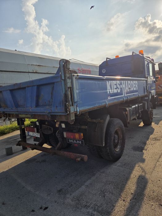 Camion MAN   4x4 basculabil pe 3 parti.