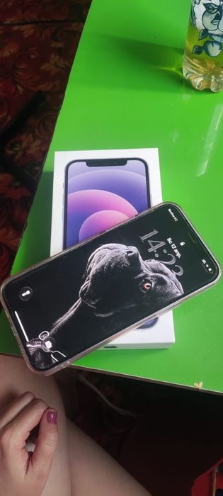 Продам оригинальный iPhone 12