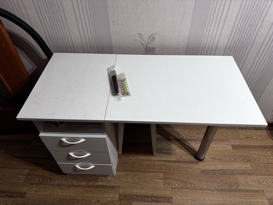 Стол маникюрный/письменный