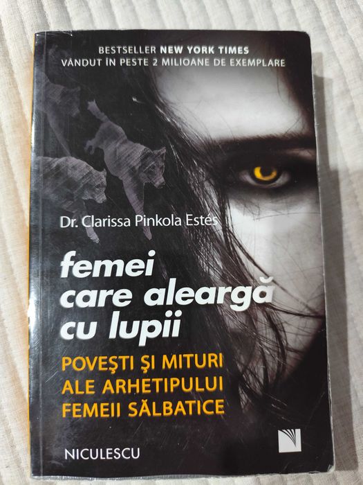 Femei care aleargă cu lupii