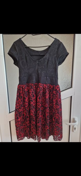 Черно червена дантелена рокля