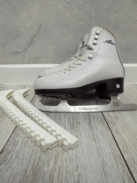 Продам фигурные коньки 36 р