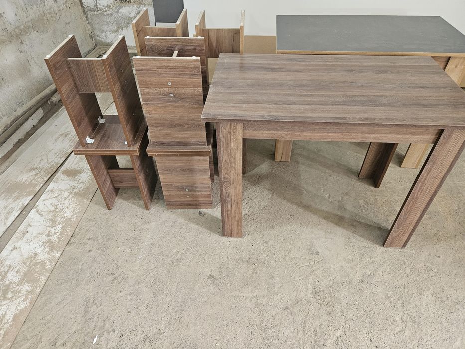 Продам новые стол и 4 табуретки