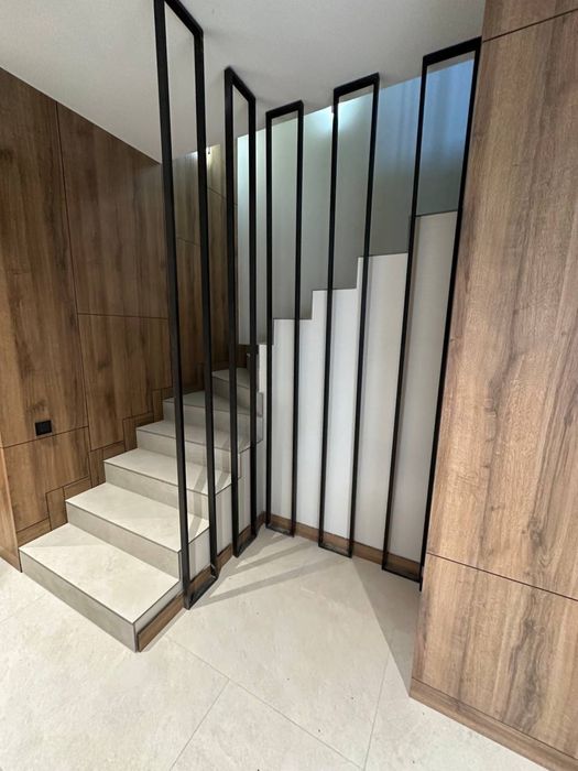 Перила стеклянные и в хайтек стиле