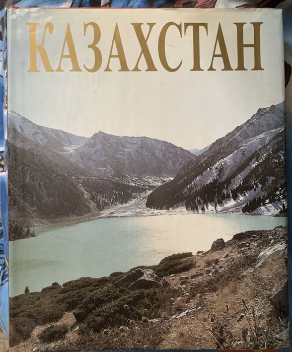 Много книг из домашней библиотеки.